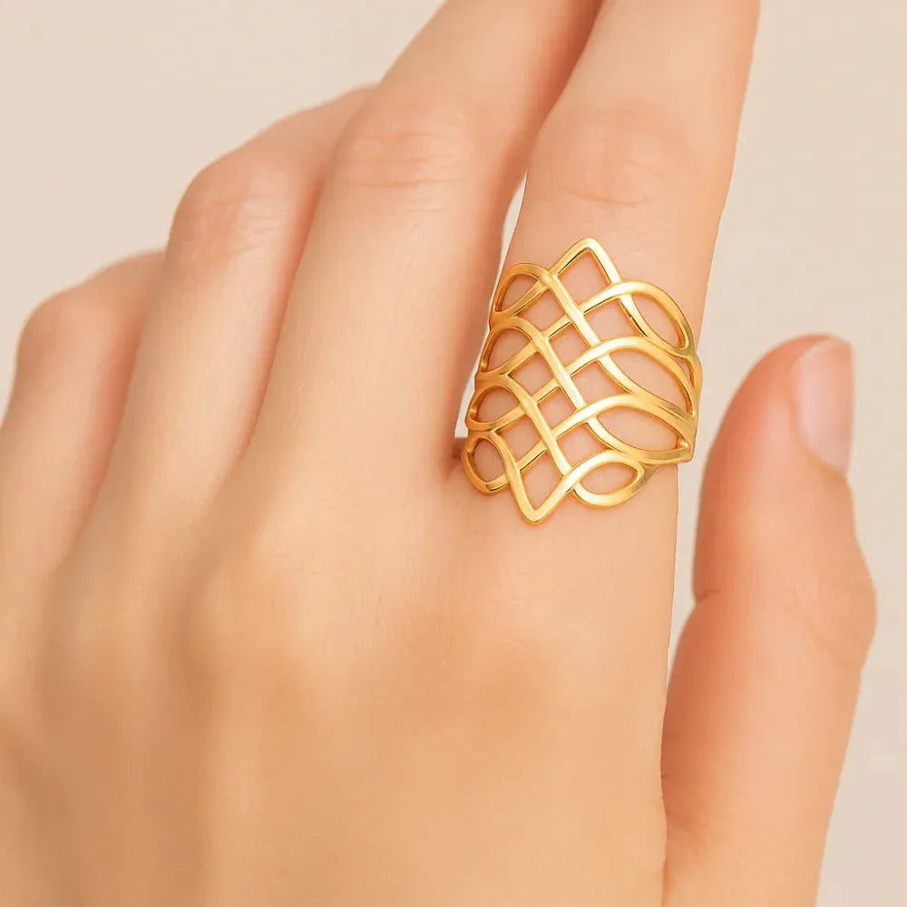 Maxi Anel Rommanel com Fios Entrelaçados e Vazados em Ouro 18K – Design Ondulado Exclusivo - You Beauty