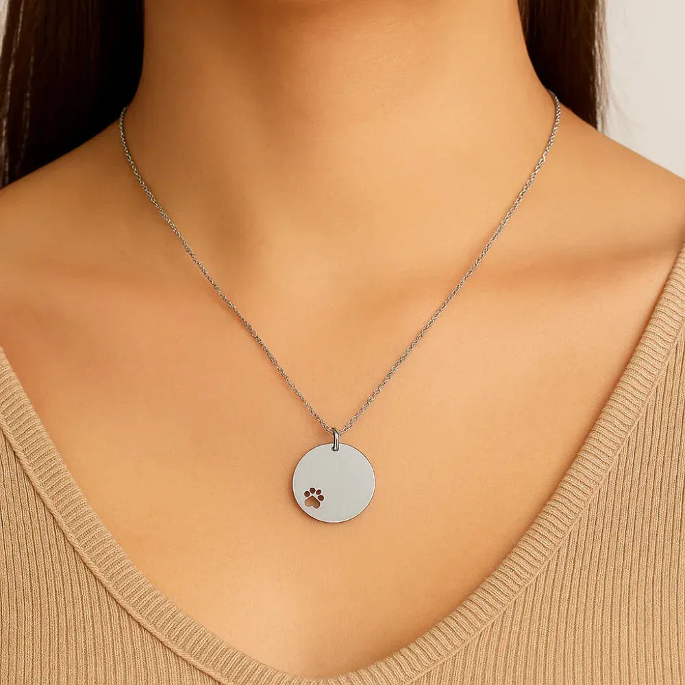 Medalha Redonda Rommanel com Pata de Pet Vazado em Aço – Personalizável e Delicada - You Beauty