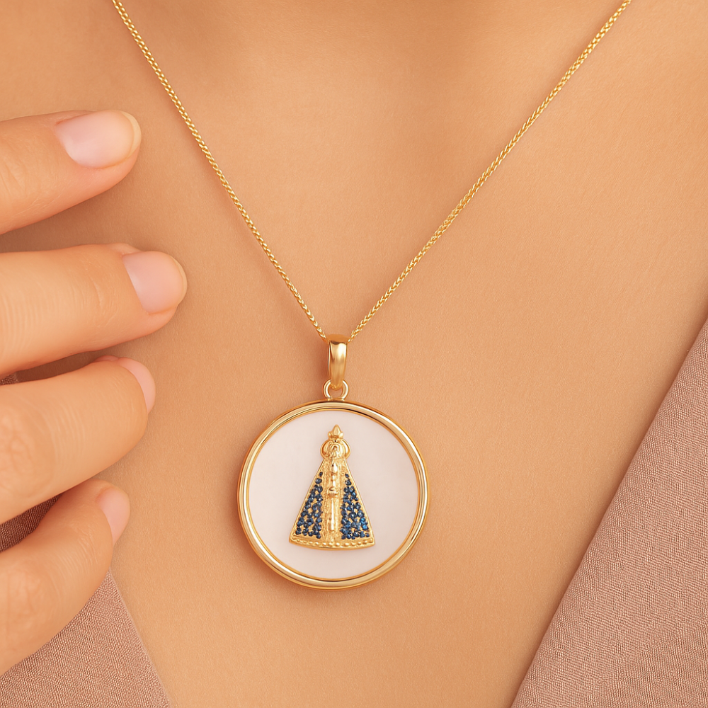 Pingente Nossa Senhora Aparecida Rommanel com Madre Pérola Sintética e Zircônias em Banho Ouro 18K – Design Exclusivo