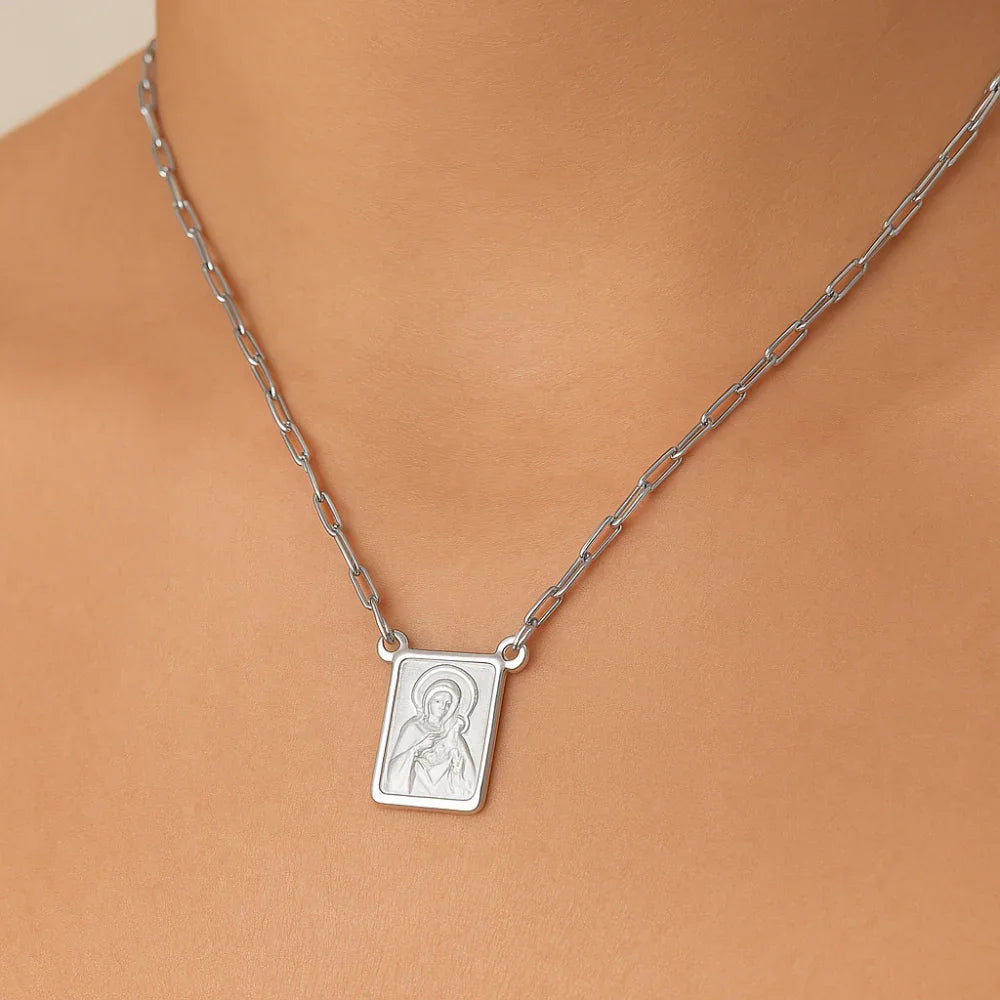 Escapulário Rommanel com Medalhas de Nossa Senhora do Carmo e Sagrado Coração em Corrente Elo Cadeado 65 cm – Design Religioso Exclusivo