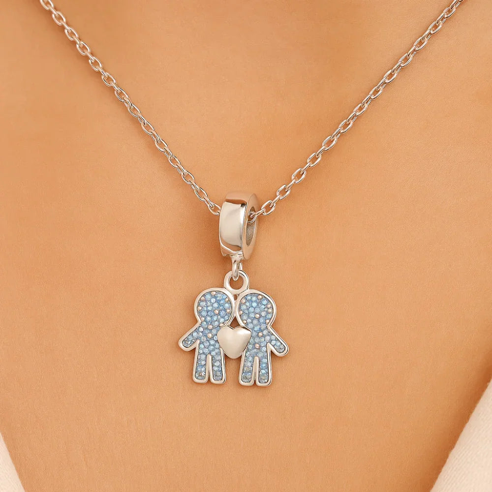 Pingente Berloque Dois Meninos Rommanel em Prata Cravejado com 46 Zircônias – Design Detalhado e Elegante - Joias Rommanel | YouBeauty - Brincos, Colares e Anéis com Frete Grátis