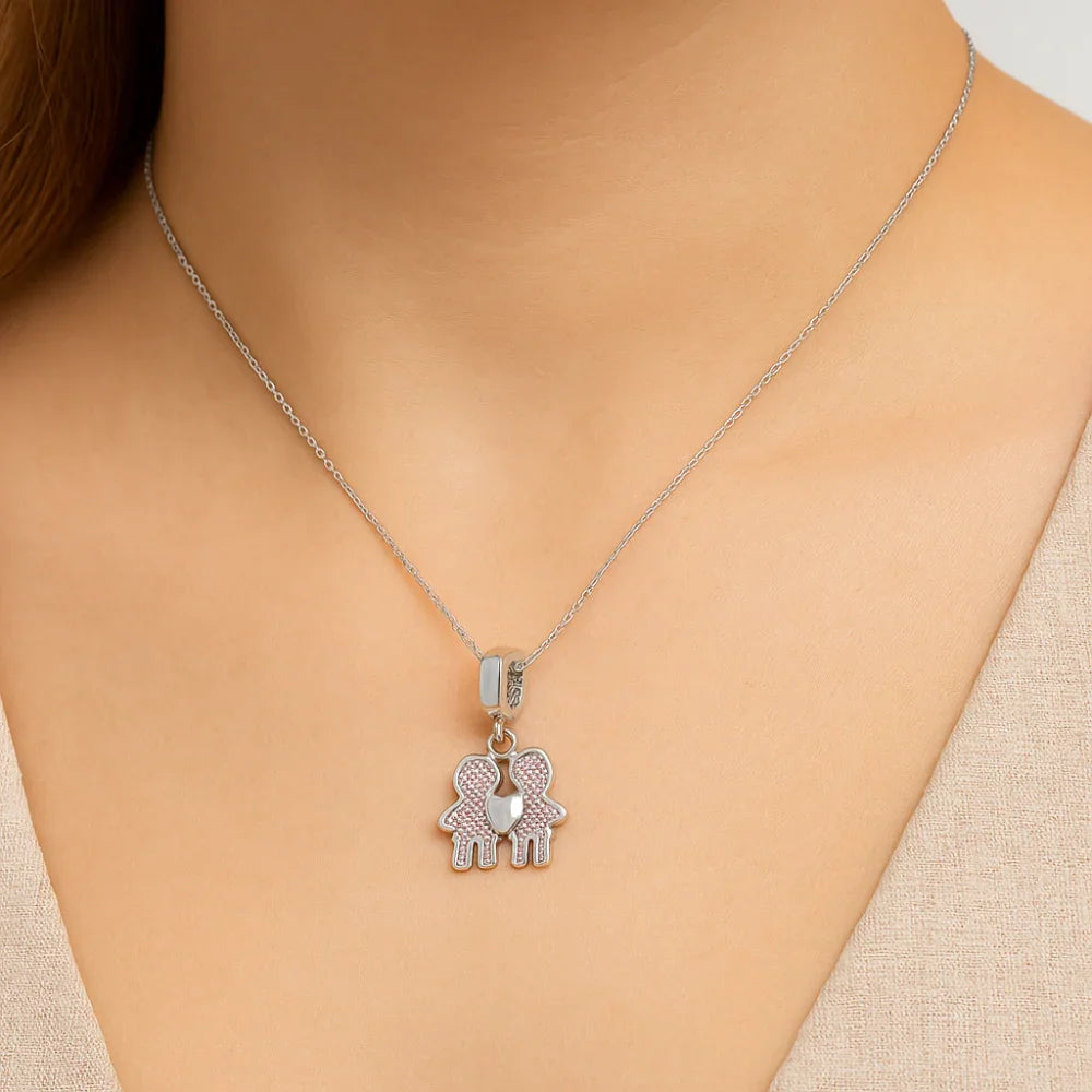 Pingente Berloque Duas Meninas Rommanel em Prata Cravejado com 52 Zircônias – Design Delicado e Brilhante - Joias Rommanel | YouBeauty - Brincos, Colares e Anéis com Frete Grátis