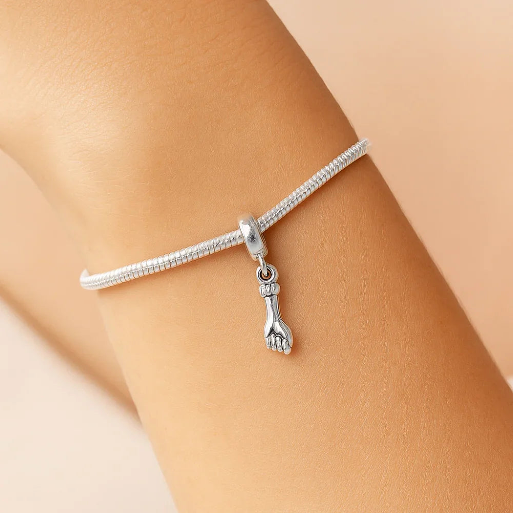 Pingente Berloque Figa Pendurada Rommanel em Prata – Design Delicado e Simbólico