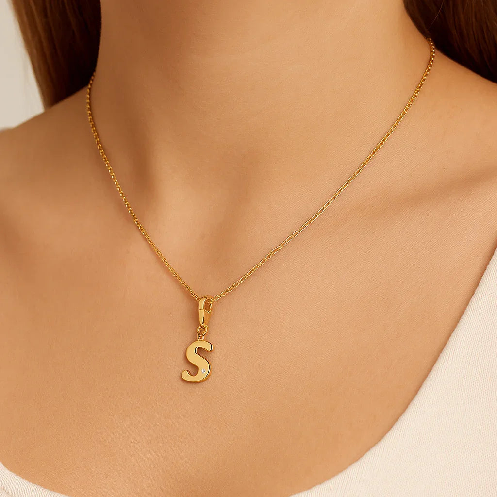 Pingente Berloque Letra Rommanel com Zircônia em Ouro 18K – Fecho Lagosta Delicado - Joias Rommanel | YouBeauty - Brincos, Colares e Anéis com Frete Grátis