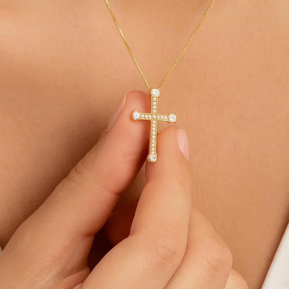Pingente Cruz Rommanel com 28 Zircônias em Banho Ouro 18K – Design Brilhante e Delicado