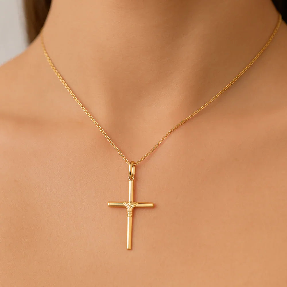 Pingente Cruz Rommanel com Frisos Entrelçados em Ouro 18K – Design Sofisticado