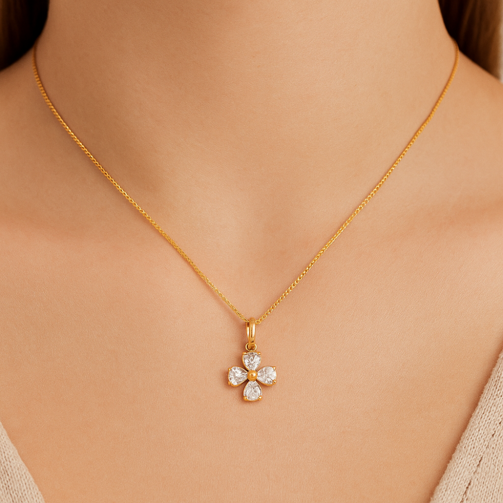 Pingente Flor Rommanel com 4 Zircônias em Formato Coração Banhado a Ouro 18K – Design Delicado e Elegante