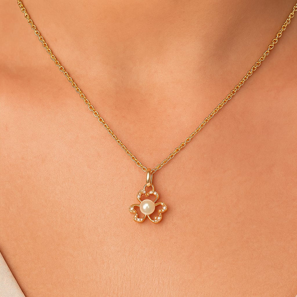 Pingente Flor Rommanel com Zircônias e Pérola Sintética em Ouro 18K – Detalhe Vazado e Delicado