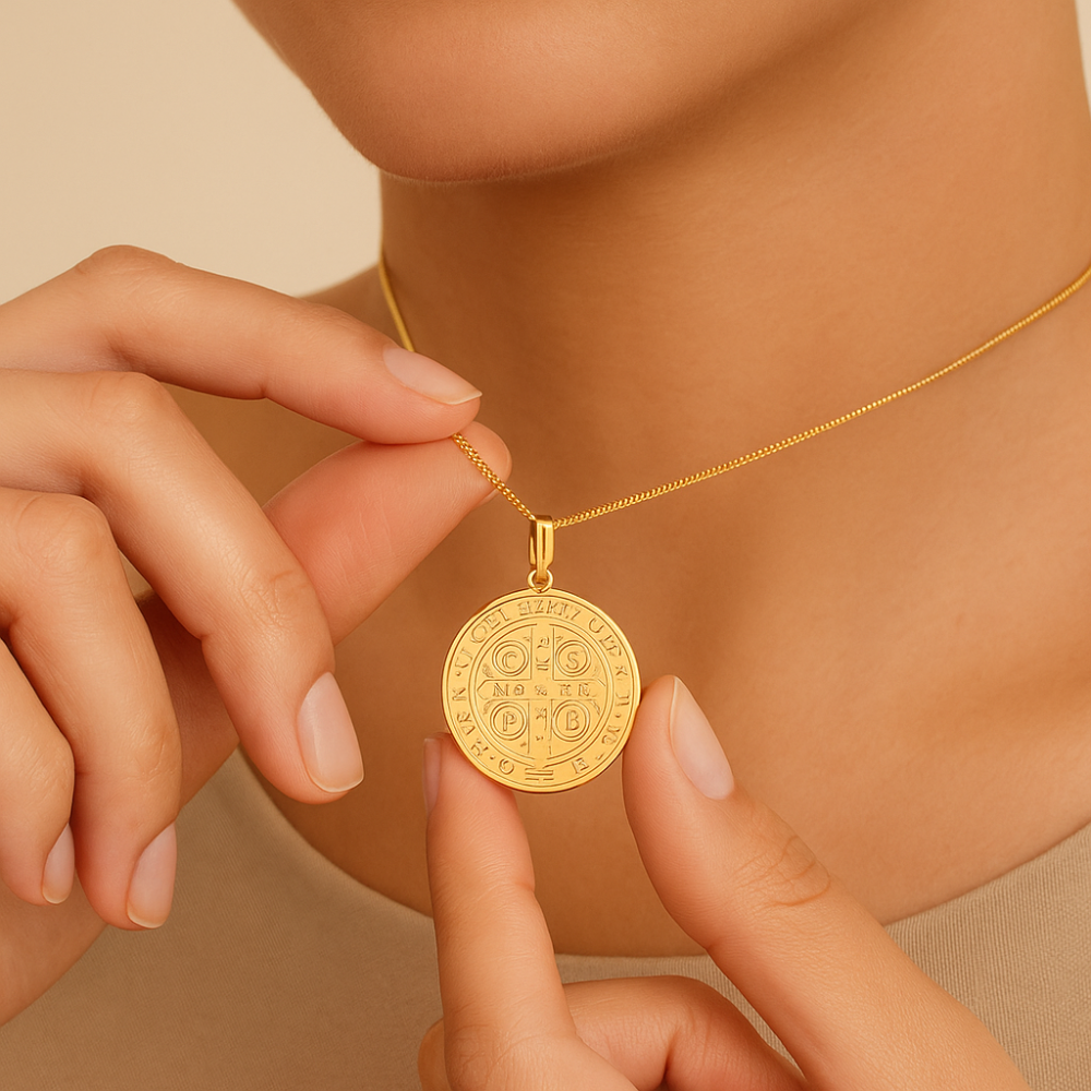 Pingente Medalha Cruz de São Bento Rommanel Banhado a Ouro 18K – Oração no Verso