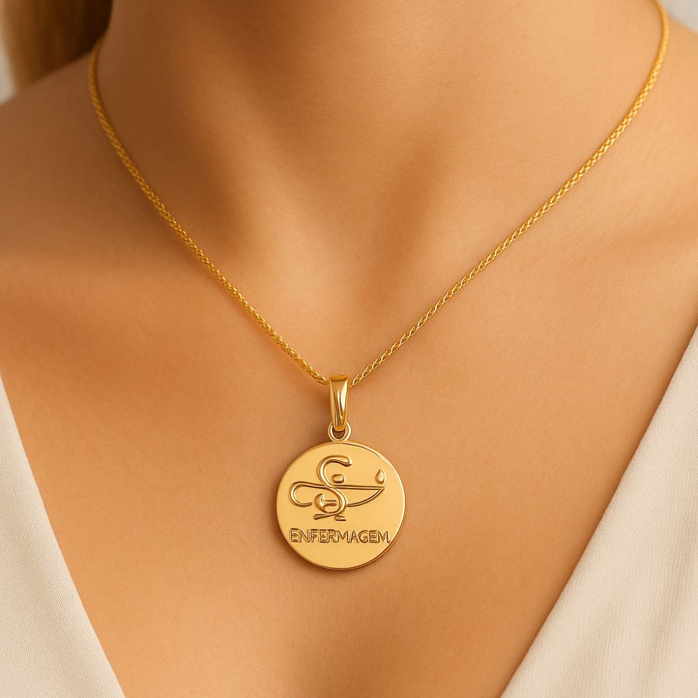 Pingente Rommanel Medalha Profissão Enfermagem em Ouro 18K – Design Exclusivo 2x1,5 cm