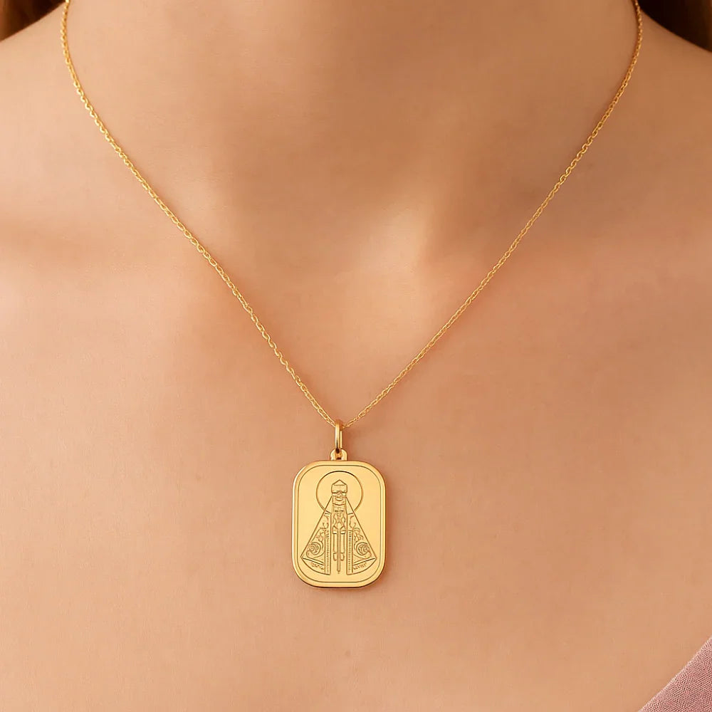 Pingente Medalha Retangular Rommanel com Imagem de Nossa Senhora Aparecida em Ouro 18K – Detalhe Religioso Exclusivo