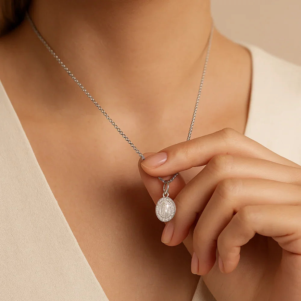 Pingente Nossa Senhora do Carmo Rommanel Cravejado com 18 Zircônias em Prata – Detalhe Delicado e Brilhante