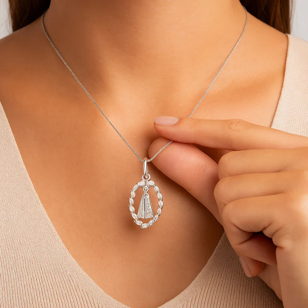Pingente Oval Rommanel com Nossa Senhora Aparecida Cravejado por 16 Zircônias Navetes – Design Exclusivo em Prata - Joias Rommanel | YouBeauty - Brincos, Colares e Anéis com Frete Grátis