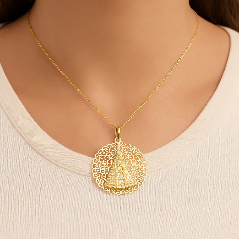 Pingente Redondo Rommanel com Nossa Senhora Aparecida em Ouro 18K – Detalhes Vazados Elegantes
