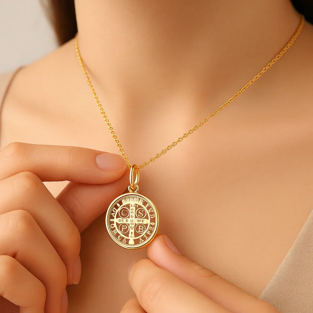 Pingente Redondo Rommanel em Acrílico com Imagem da Cruz de São Bento – Design Religioso Exclusivo