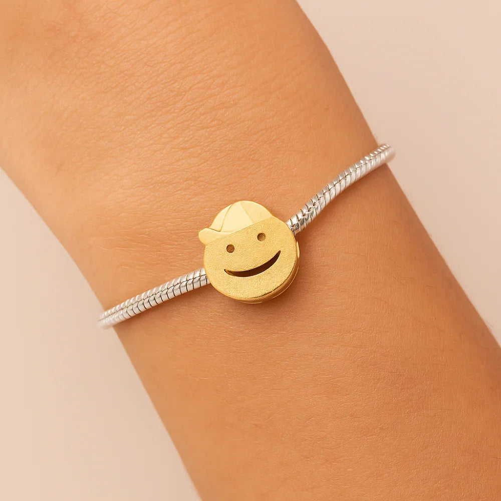 Pingente Rommanel em Formato de Rosto de Menino com Trabalho Acetinado e Boné Liso – Design Exclusivo e Delicado - Joias Rommanel | YouBeauty - Brincos, Colares e Anéis com Frete Grátis