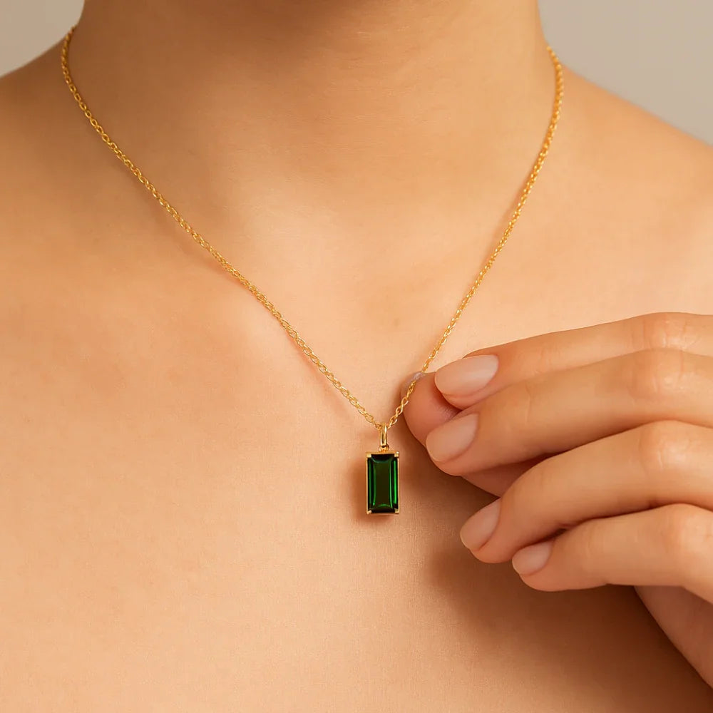 Pingente Solitário Rommanel com Cristal Baguete Verde em Banho Ouro 18K – Design Retangular Elegante