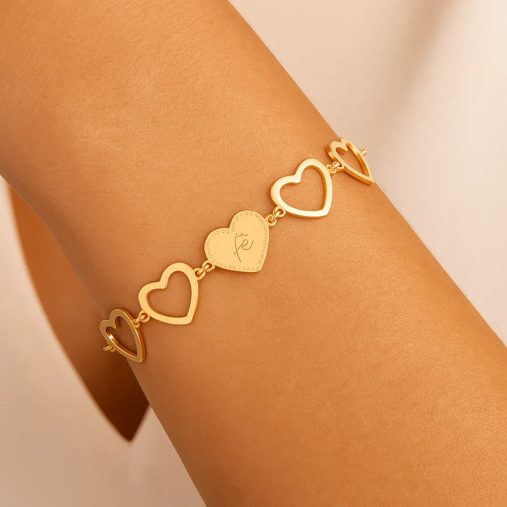 Pulseira Rommanel com 8 Corações Vazados e 1 Coração Fé – Design Delicado e Ajustável - Joias Rommanel | YouBeauty - Brincos, Colares e Anéis com Frete Grátis