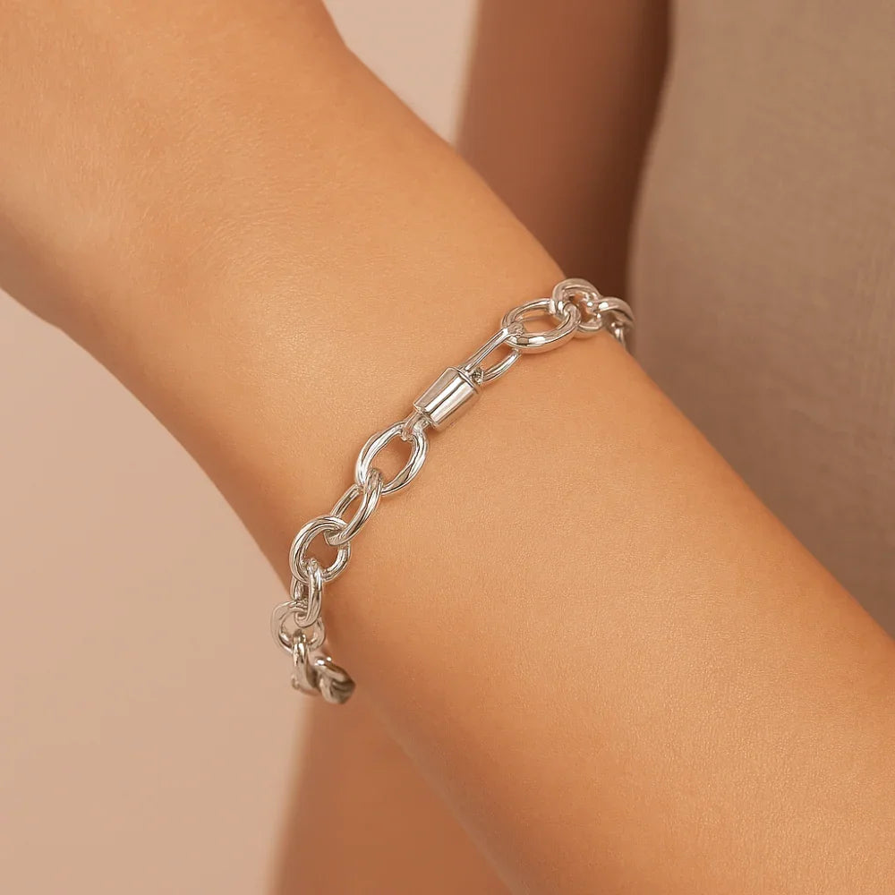 Pulseira Rommanel com Corrente de Elo Oco Oval Torcido em Prata – Design Elegante e Moderno - Joias Rommanel | YouBeauty - Brincos, Colares e Anéis com Frete Grátis