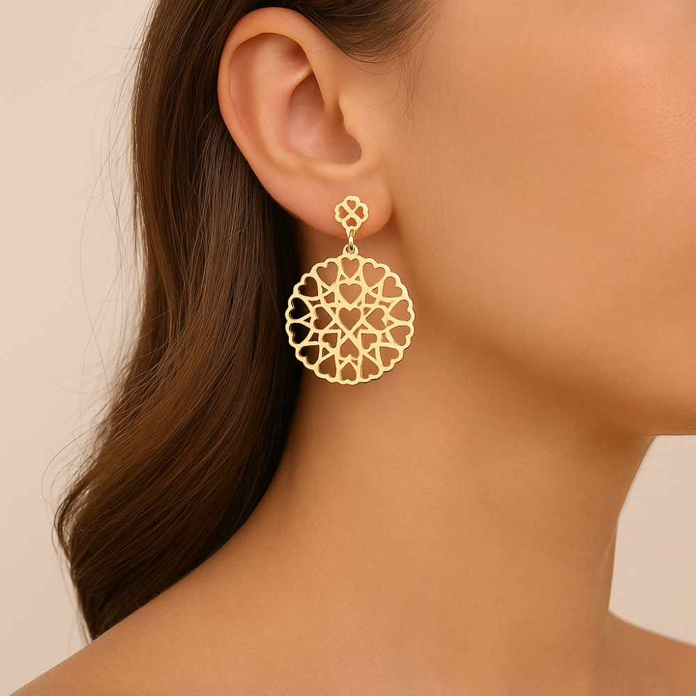 Brinco Maxi Rommanel Redondo com Corações Vazados em Ouro 18K – Design Exclusivo e Delicado
