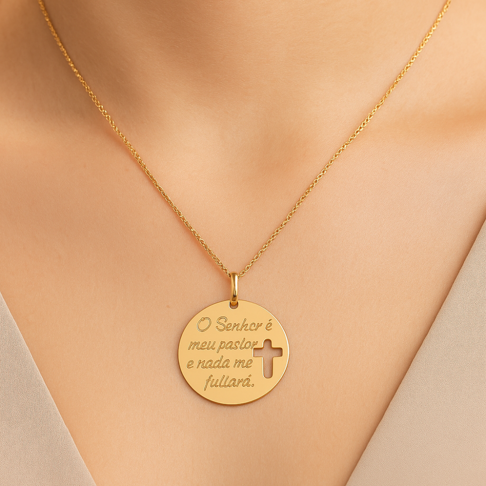 Pingente Redondo Rommanel com Cruz Vazadas e Salmo 23 em Ouro 18K – Detalhe Religioso Exclusivo