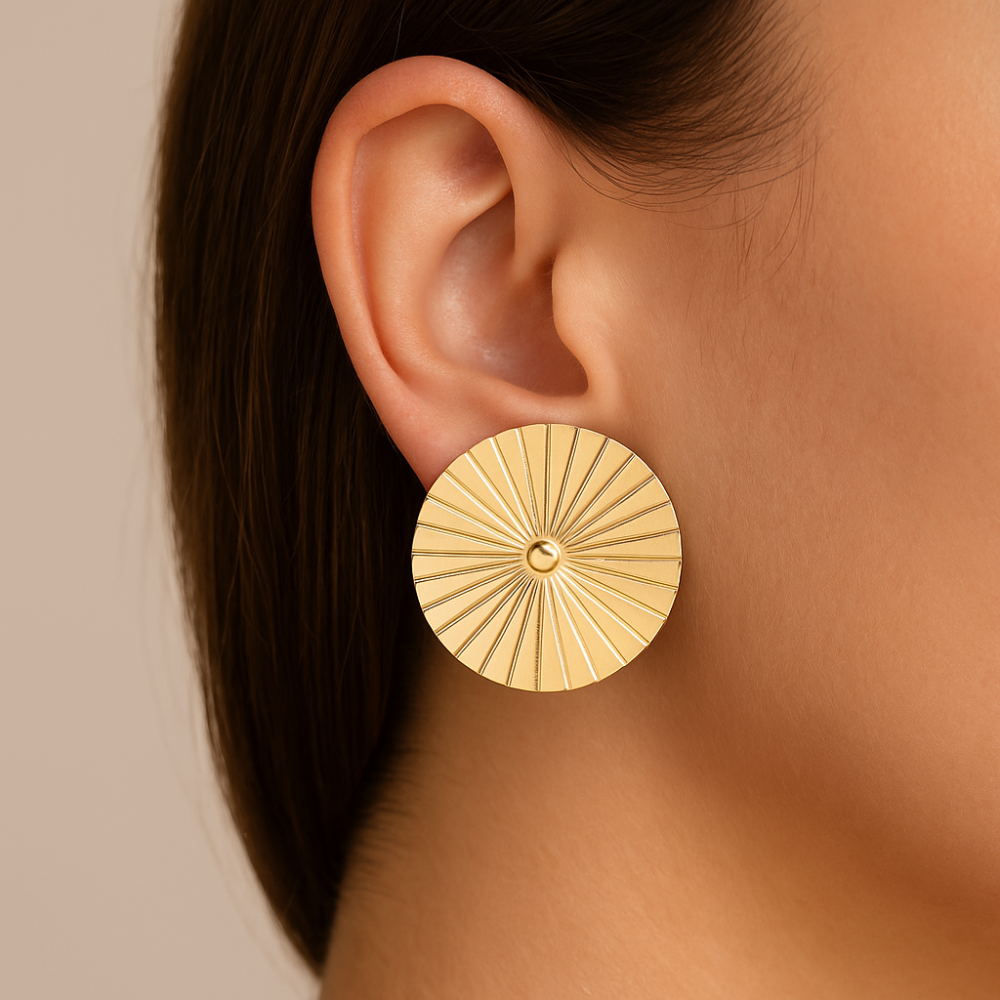 Brinco Botão Rommanel com Frisos e Esfera em Baixo Relevo – Banhado a Ouro 18K Premium