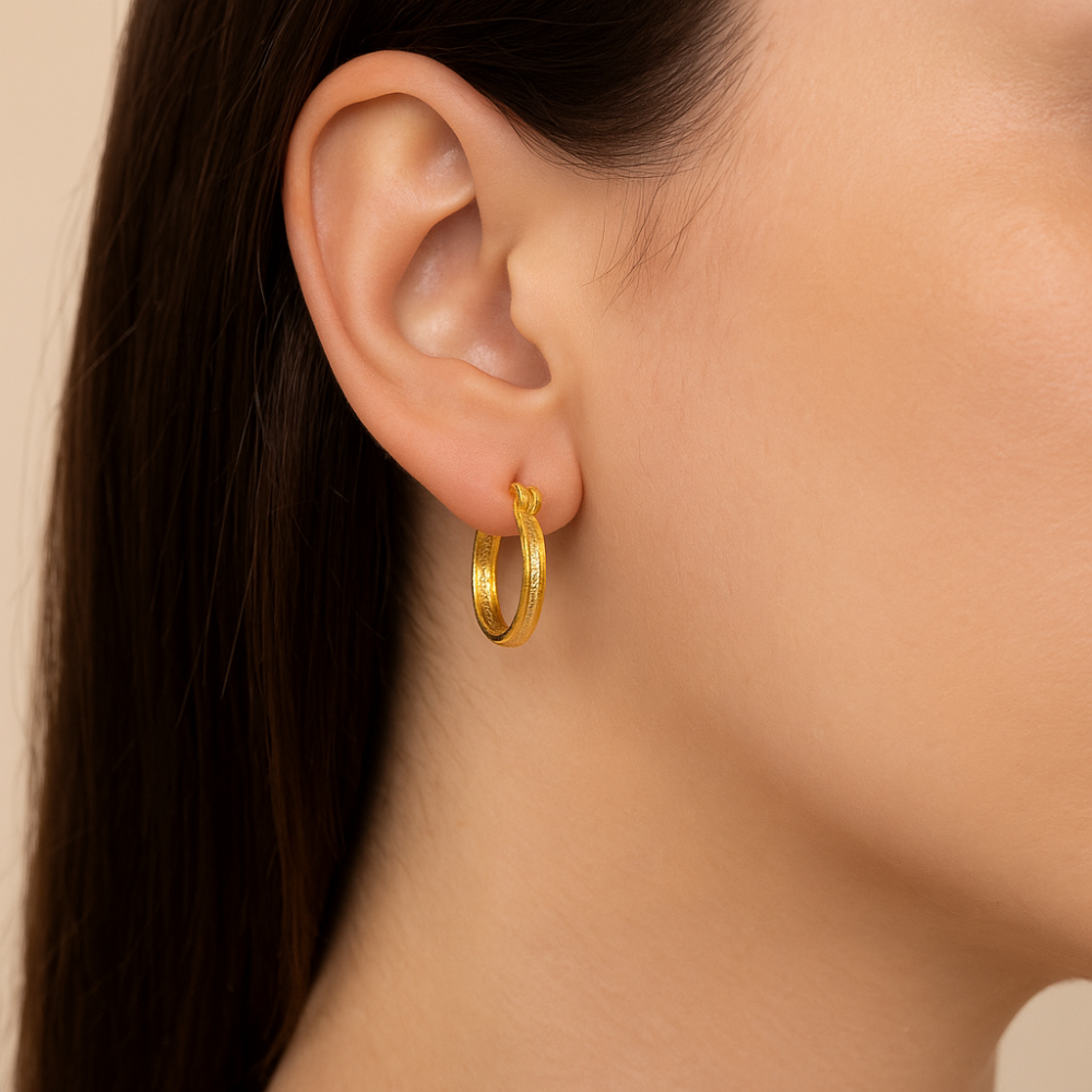 Brinco Meia Argola Rommanel com Detalhes Trabalhados em Ouro 18K – Diâmetro 1 cm