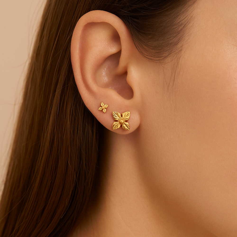Kit Brinco Rommanel com 2 Pares em Formato de Flor – Detalhe em Baixo Relevo Banhado a Ouro 18K