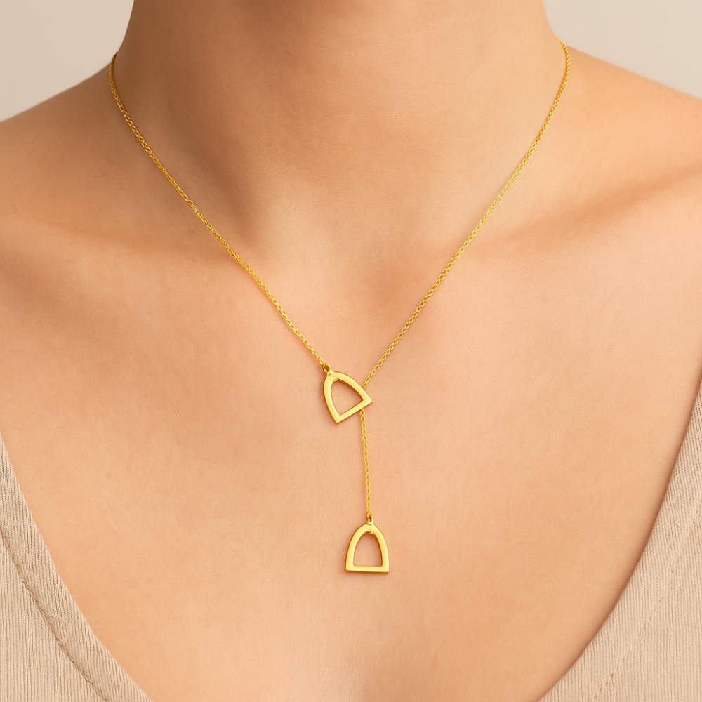 Gargantilha Gravata Rommanel Ajustável com Pingentes em Formato de Estribo – Corrente Elo Cadeado Fio 0,20 mm