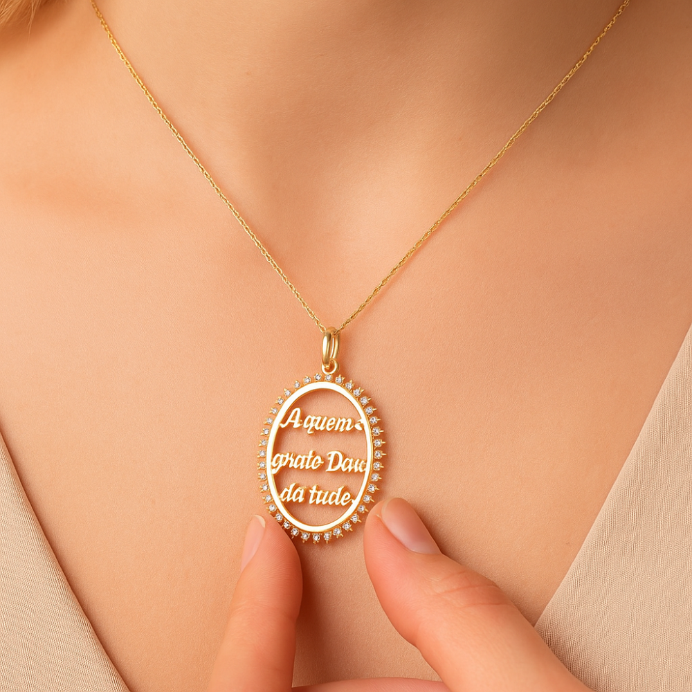 Pingente Oval Rommanel Cravejado com 40 Zircônias em Ouro 18K – Frase Inspiradora Central