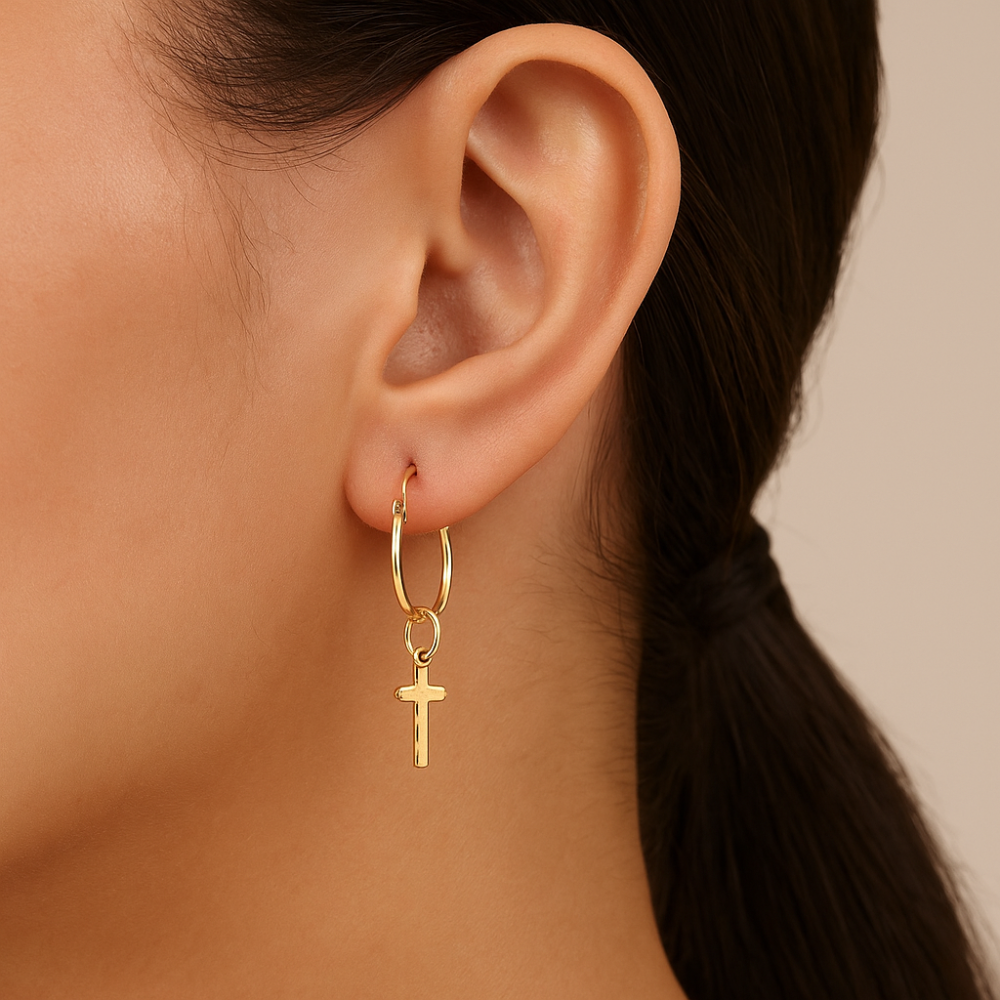 Brinco Argola com Cruz Pendurada Rommanel Banhado a Ouro 18K – Design Religioso Elegante