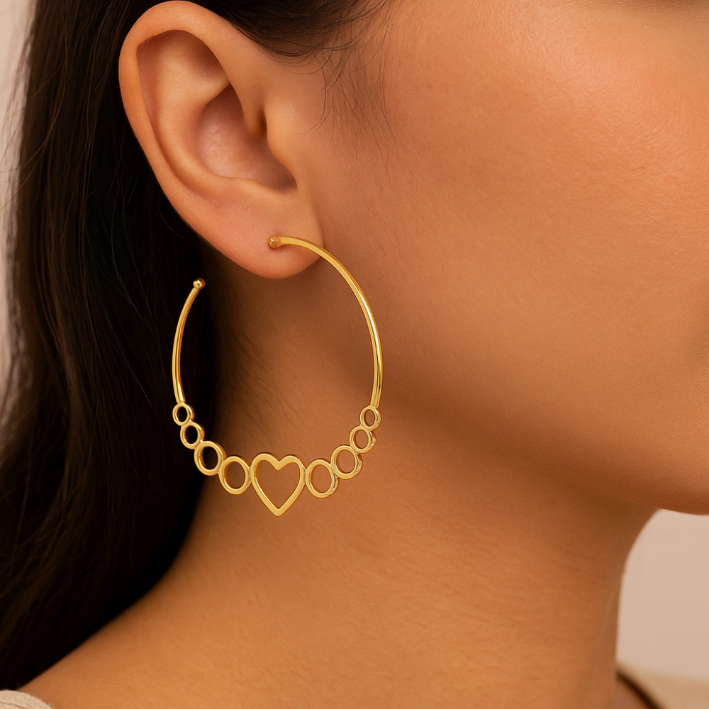 Brinco Meia Argola Rommanel com Círculos e Corações Vazados em Ouro 18K – Design Exclusivo e Delicado