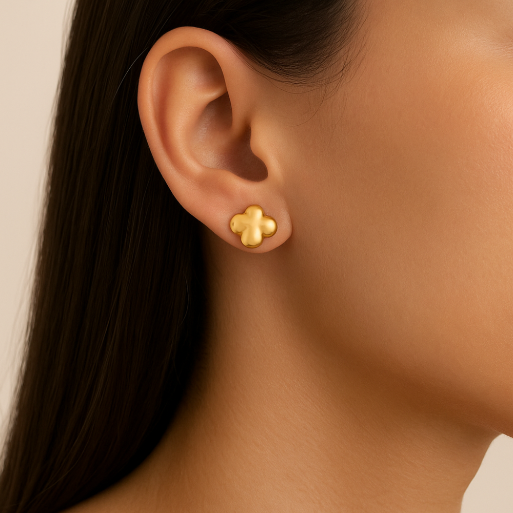 Brinco Flor Abaulado Rommanel em Banho de Ouro 18K – Design Delicado e Compacto