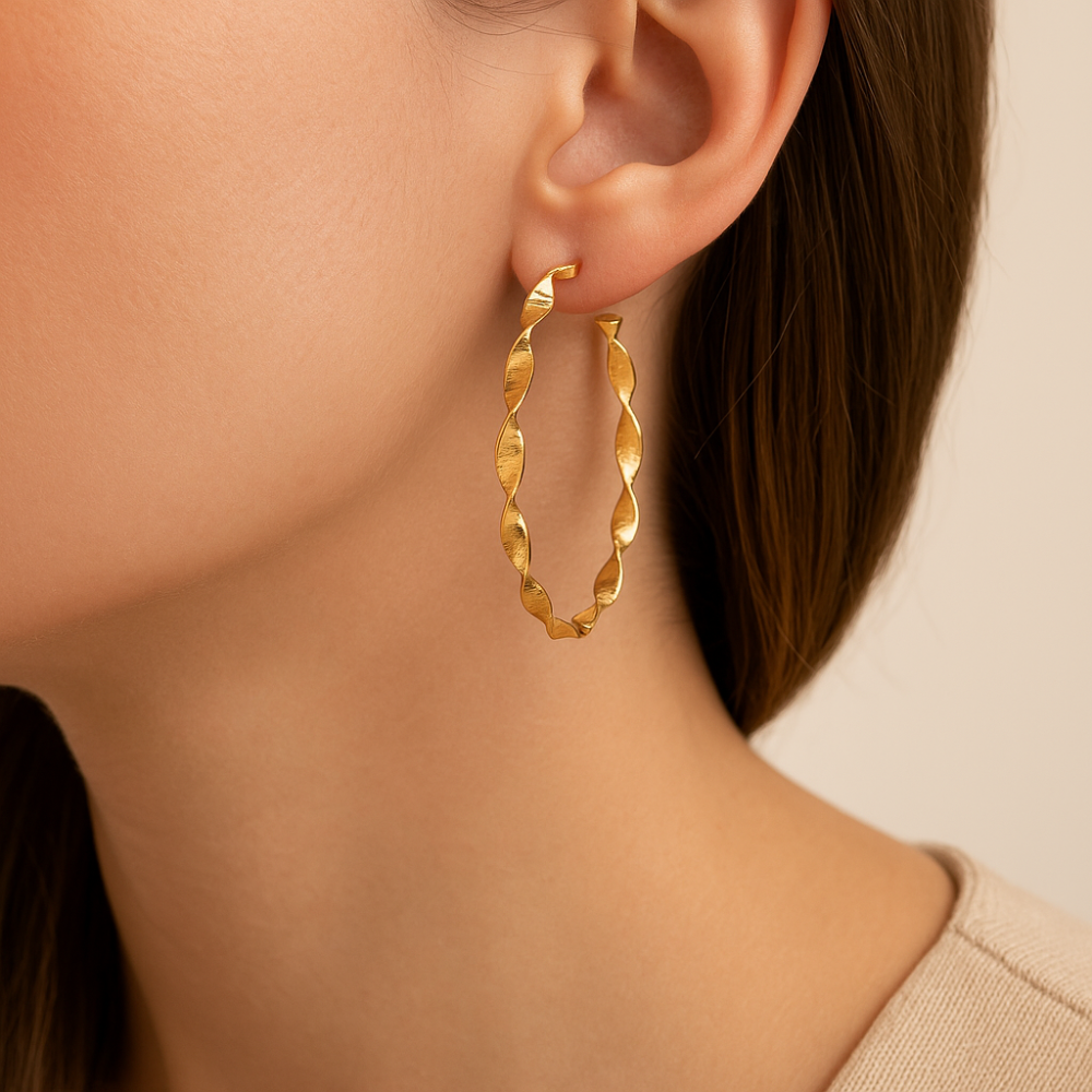 Brinco Meia Argola Rommanel com Aro Torcido e Trabalhado em Ouro 18K – Design Sofisticado