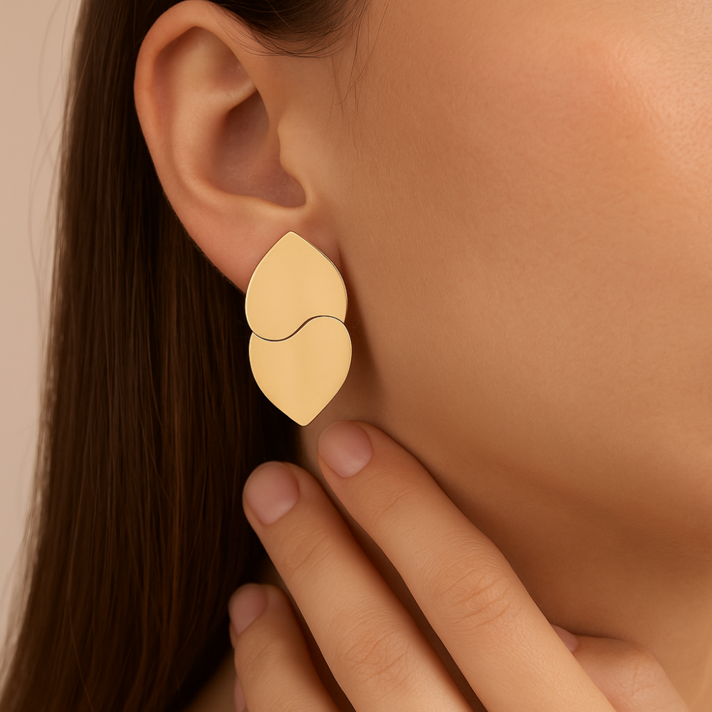 Brinco Rommanel com 4 Corações Inversos Sobrepostos em Banho de Ouro 18K – Design Exclusivo e Sofisticado