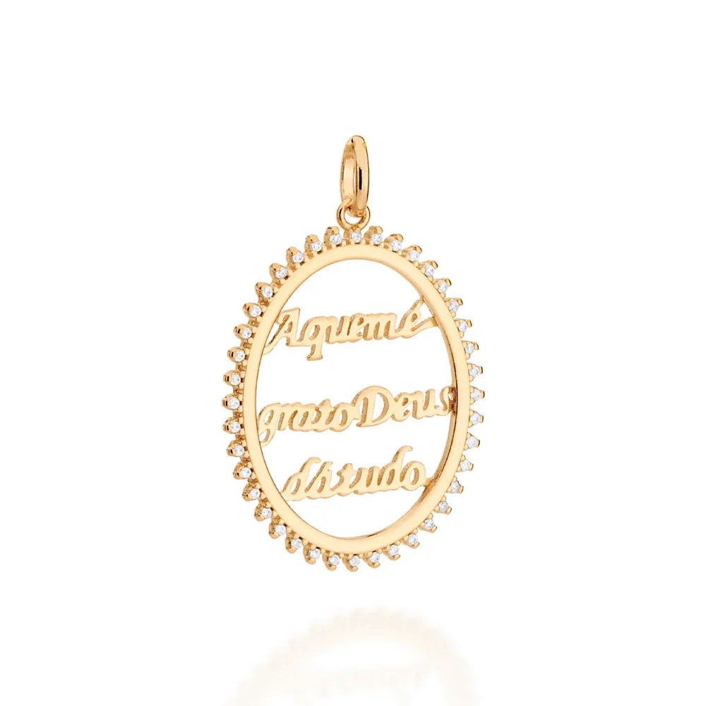 Pingente Oval Rommanel Cravejado com 40 Zircônias em Ouro 18K – Frase Inspiradora Central - Joias Rommanel | YouBeauty - Brincos, Colares e Anéis com Frete Grátis