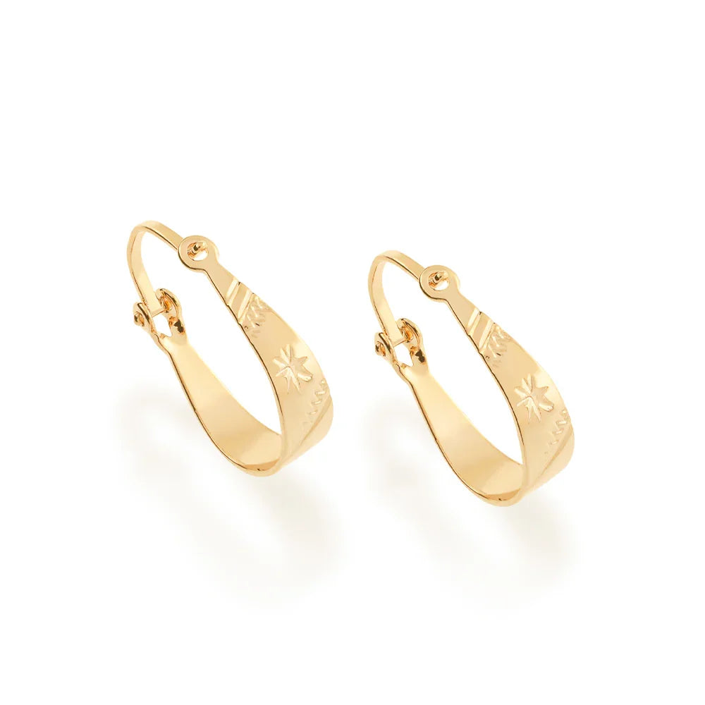 Brinco Argola Infantil Rommanel em Ouro 18K – Detalhes em Baixo Relevo Delicado - Joias Rommanel | YouBeauty - Brincos, Colares e Anéis com Frete Grátis