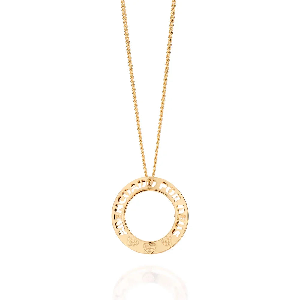 Gargantilha Rommanel com Pingente Redondo Vazado "Abençoado por Deus" em Ouro 18K – Detalhe de 3 Corações Trabalhados - Joias Rommanel | YouBeauty - Brincos, Colares e Anéis com Frete Grátis