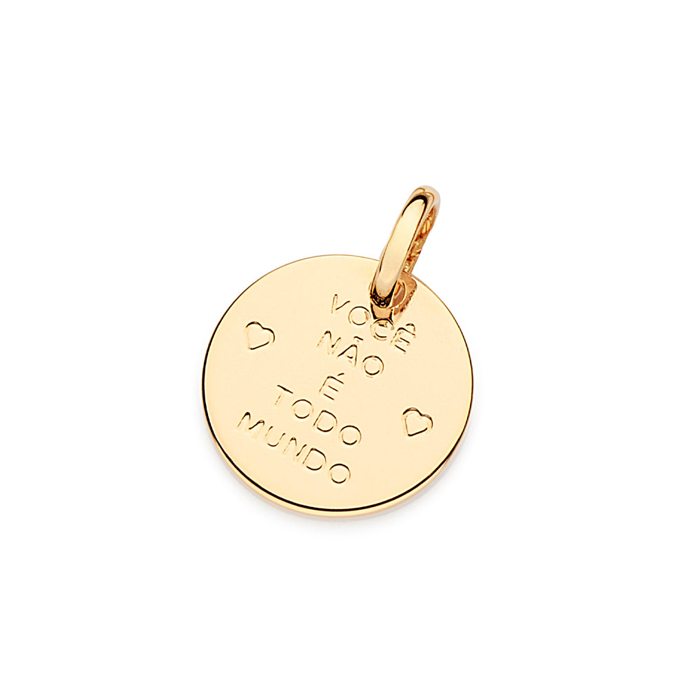 Pingente Medalha Rommanel com Frase "Você Não É Todo Mundo" Banhado a Ouro 18K – Tamanho Compacto 2,1 x 1,5 cm