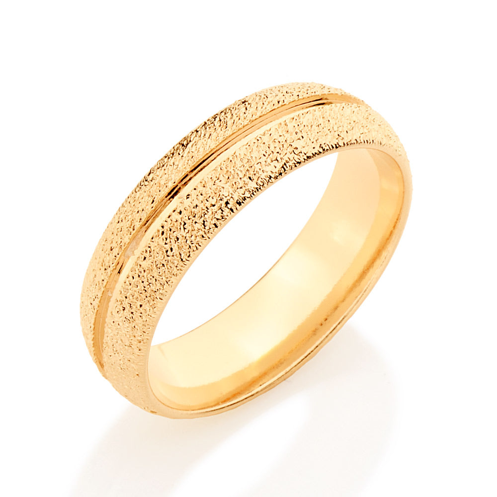 Aliança Granitada Rommanel com Friso Central em Ouro 18K – Design Sofisticado e Elegante