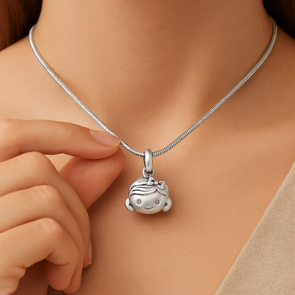 Pingente Berloque Cabeça de Menina Rommanel em Prata – Design Delicado e Charmoso - Joias Rommanel | YouBeauty - Brincos, Colares e Anéis com Frete Grátis