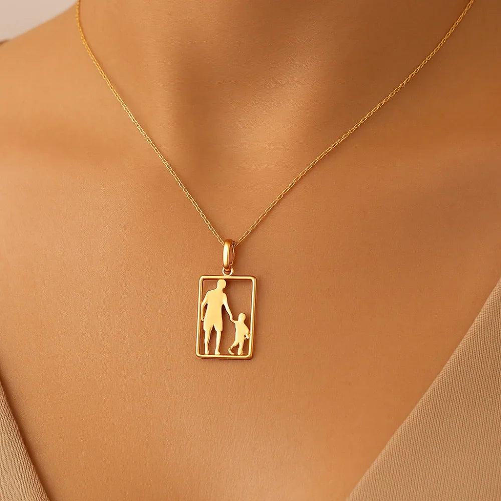 Pingente Rommanel Retangular com Pai e Filho em Ouro 18K – Design Vazado Detalhado